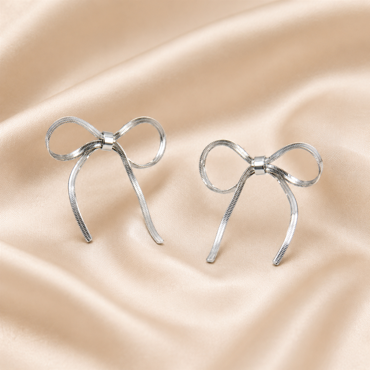 Boucle d'oreille nœud papillon en acier inoxydable Bellissima – Image 3