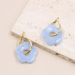 boucles-d-oreilles-en-forme-de-fleur-en-resine-et-acier-inoxydable_bleu-ciel
