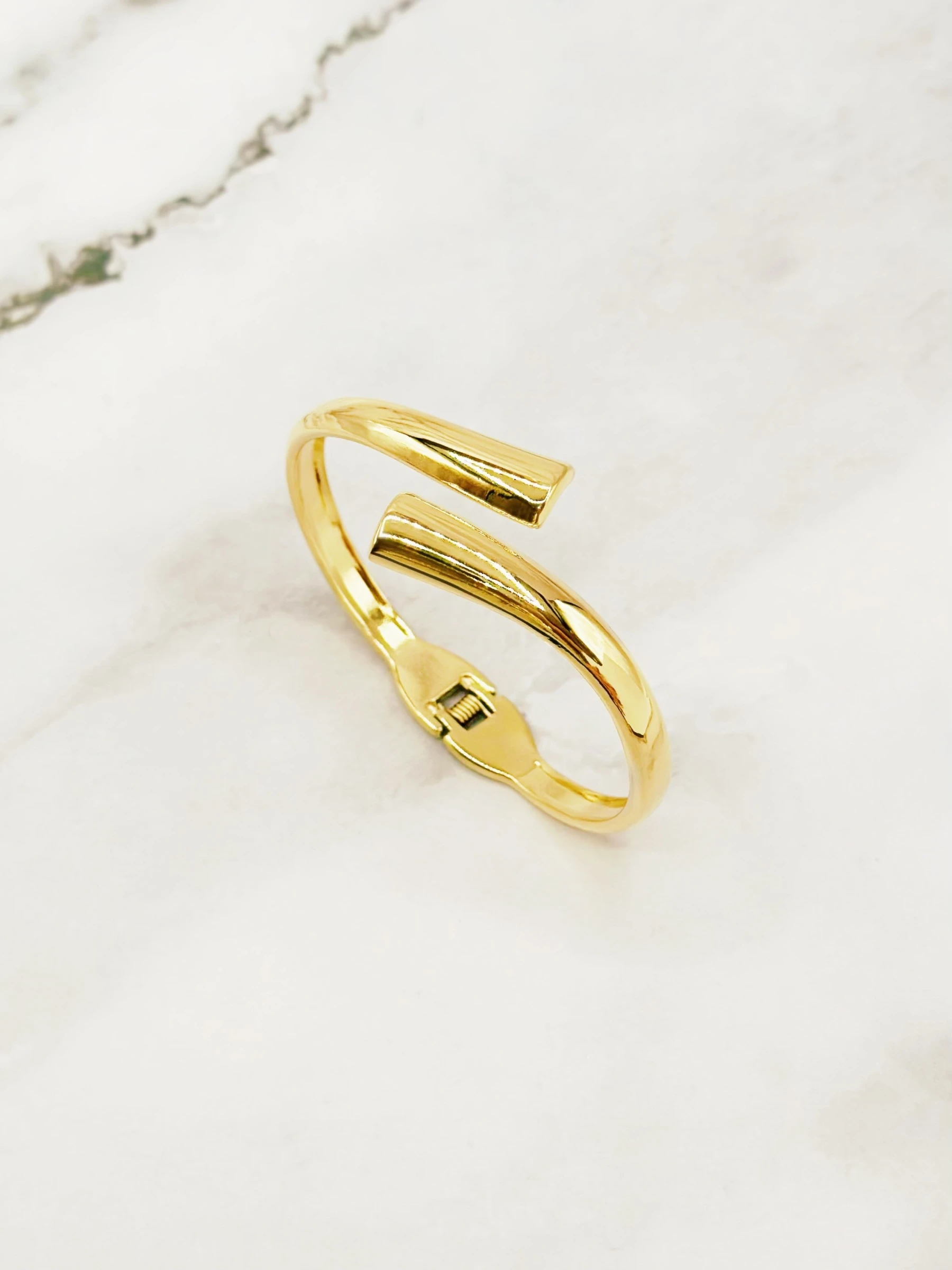 Bracelet jonc ouvert minimaliste – L’élégance pure au poignet – Image 3