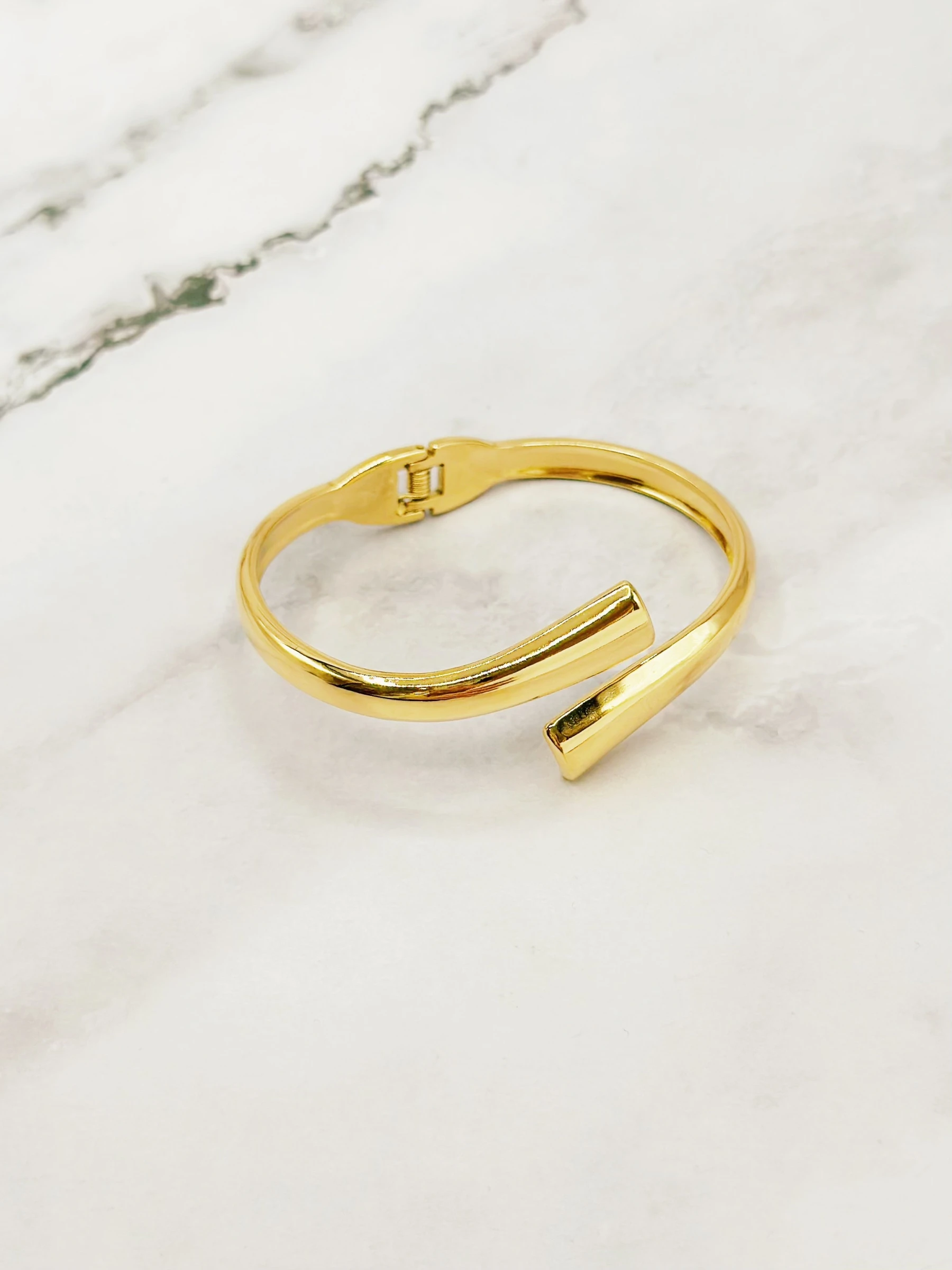 Bracelet jonc ouvert minimaliste – L’élégance pure au poignet – Image 2