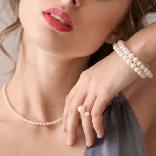 Bijoux fantaisie femme : les tendances à adopter en 2025