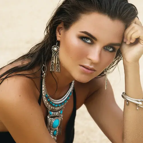Bijoux tendance 2025 : les styles incontournables à adopter cette année